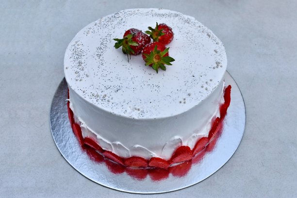 白蛋糕配新鲜草莓图片下载