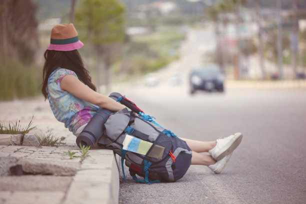 路上的旅行者女孩图片下载