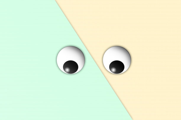 卡通人物的两只木偶眼睛孤立在两片黄色和绿色的叶子的彩色背景上图片下载