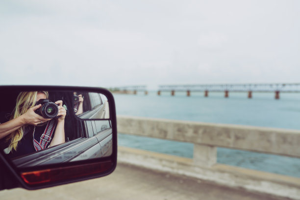 在桥的间隙，佛罗里达群岛公路旅行的游客拍摄窗外的照片图片下载
