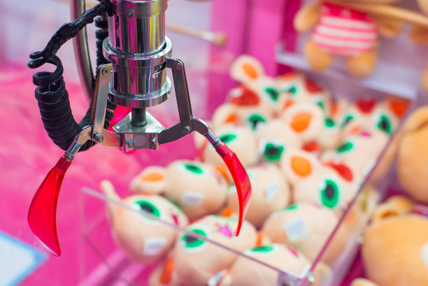 近距离观看抓玩具游戏，街机游戏。图片下载