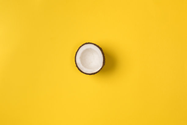 夏天组成。黄色背景上的椰子。夏天的概念。平铺，俯视图，拷贝空间图片下载