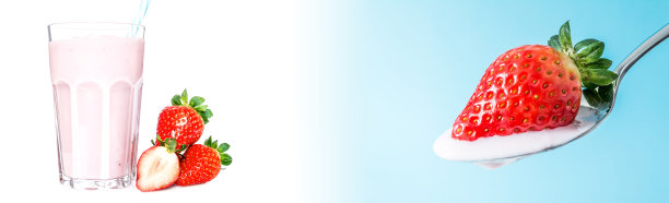 新鲜熟透多汁的草莓在勺子与酸奶特写在一个蓝色背景与背景的玻璃杯与草莓酸奶鸡尾酒，孤立在白色。大尺寸的照片。图片下载