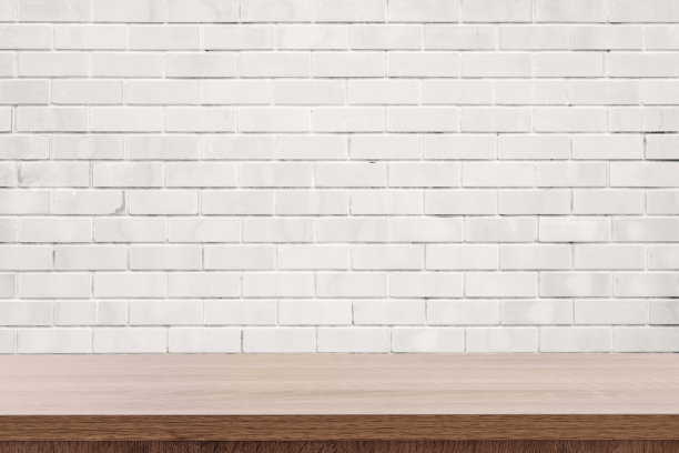 白色砖墙和木桌与复制空间，展示蒙太奇产品图片下载