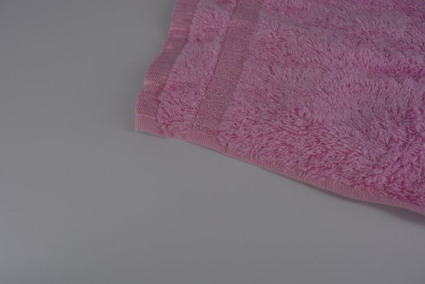 粉色毛巾布，竹布，竹毛巾在白色的背景。图片下载