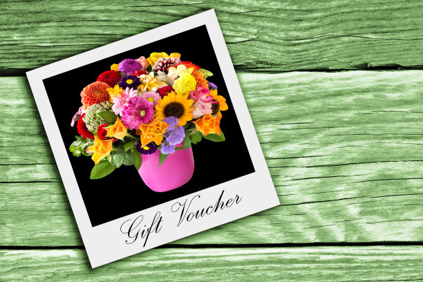 礼品卡与彩色花束图片下载
