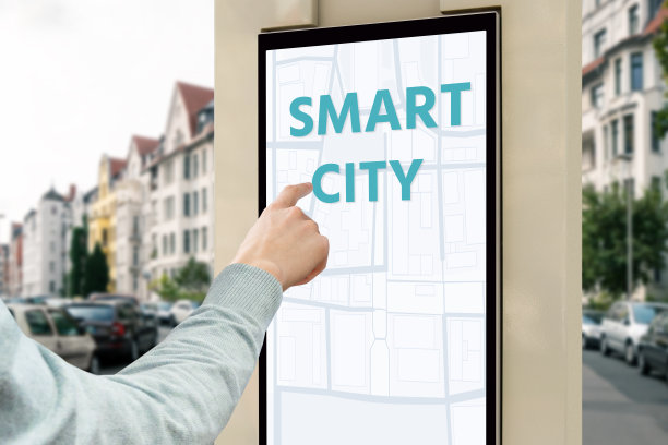 一名男子将手指按在街道上的触摸屏上图片下载