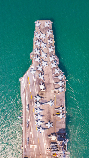 俯视图航空母舰战舰在海洋中图片下载