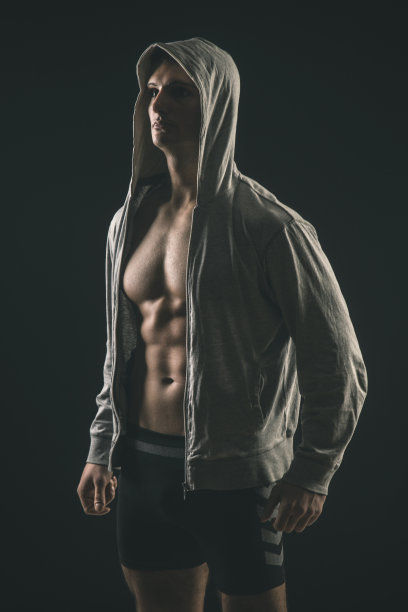 肌肉发达的年轻人图片下载