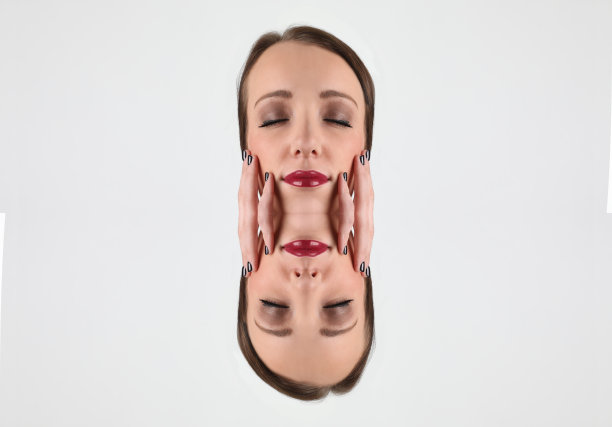 倒影的女人按摩她的脸和皮肤图片下载