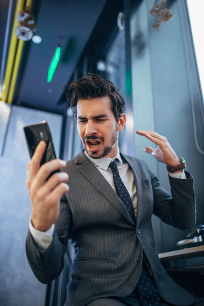 愤怒的商人正在进行视频通话图片下载