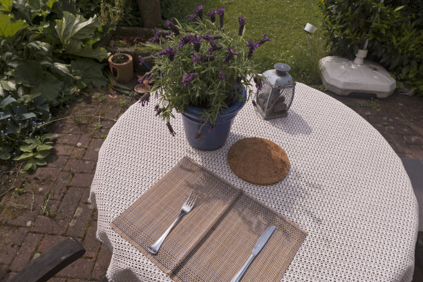 阳台上的圆桌上摆满了刀叉图片下载