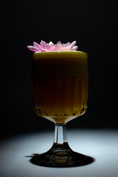 美丽可口的鸡尾酒在一个透明的装饰玻璃图片下载