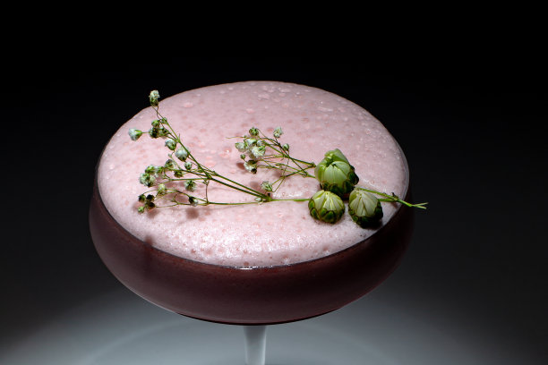 美丽可口的鸡尾酒在一个透明的装饰玻璃图片下载