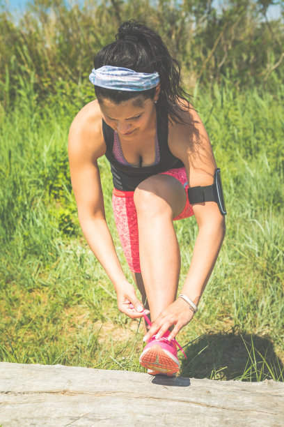 年轻女子准备慢跑。概念女性健身健身慢跑。健美的形象。图片下载