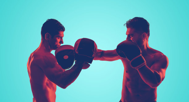 两个男拳击手在训练霓虹色图片下载