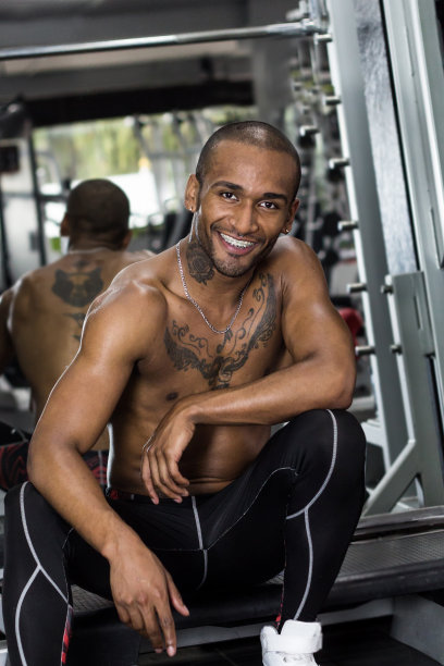 快乐的人感觉成功与肌肉的身体在健身房图片下载