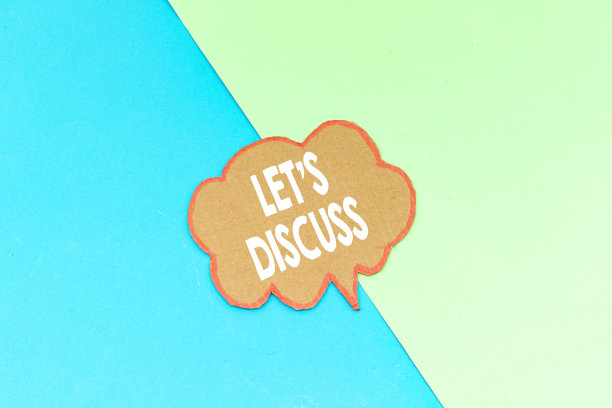 让我们讨论一下在绿色和蓝色背景下隔离的语音气泡图片下载