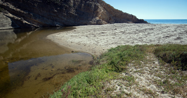 美国加州中部海岸加维奥塔海滩的潮汐池河口图片下载