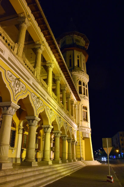 布佐市政厅的正面。达契亚广场(Piata Daciei)的公共宫殿(Palatul commune)。Buzau,罗马尼亚。图片下载