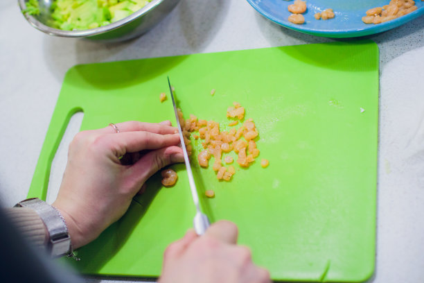 鲜虾削皮用刀和厨师手菜图片下载