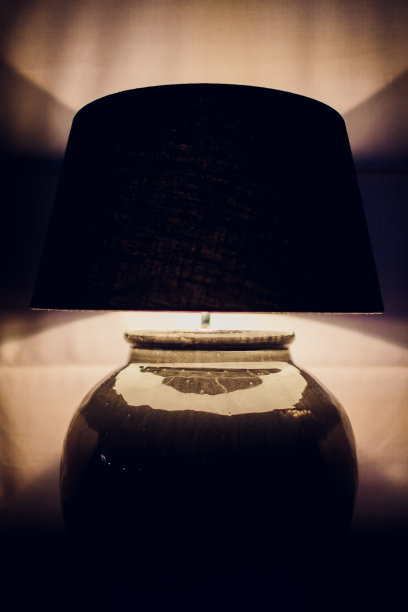 灯在黑暗的背景下夜晚的光。复古效果风格图片。图片下载