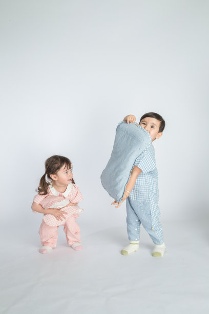 可爱的孩子们在室内一起玩耍图片下载