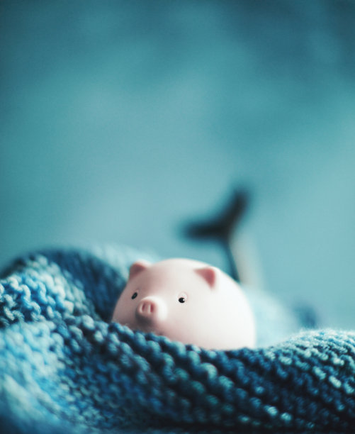 粉红色的小储蓄罐试图游离危险图片下载