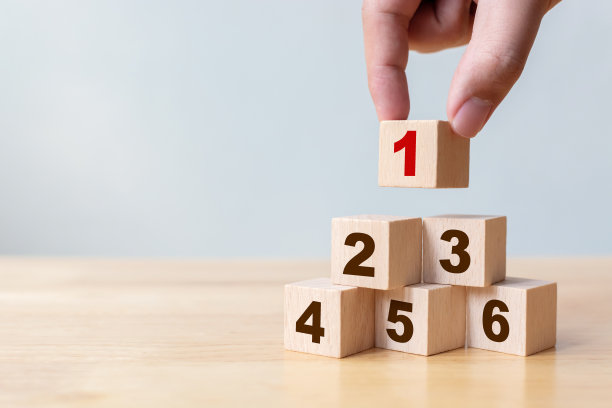 手工排列木块堆码为带编号的阶梯。* * * * * * * * * * * * * * * * * * * * * * * * * * * *客户体验理念图片下载