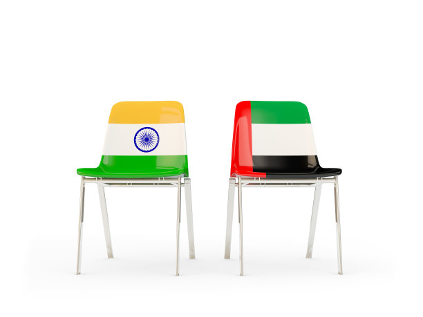 两张印有印度国旗和阿拉伯联合酋长国国旗的椅子图片下载