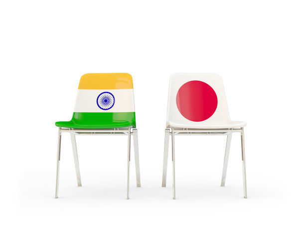 两把印有印度和日本国旗的椅子图片下载