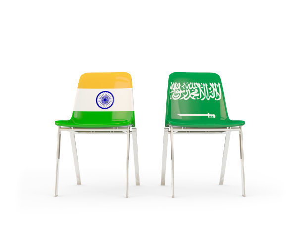 两把印有印度和沙特阿拉伯国旗的椅子图片下载