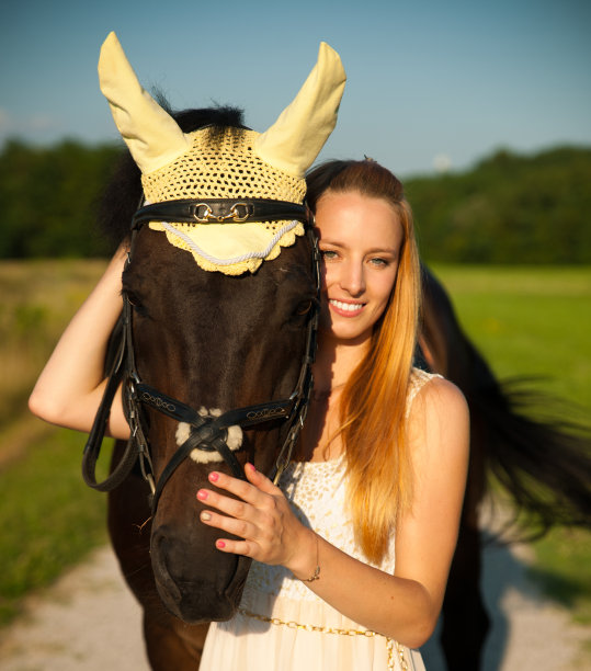 美丽的年轻女子与马在户外散步的自然图片下载