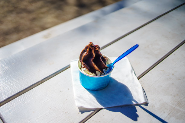 纸杯香草和巧克力冰淇淋图片下载