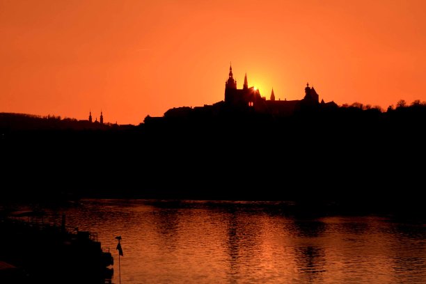 布拉格的红色天空图片下载