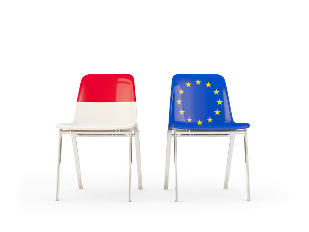 两把印有印尼和欧盟旗帜的椅子图片下载