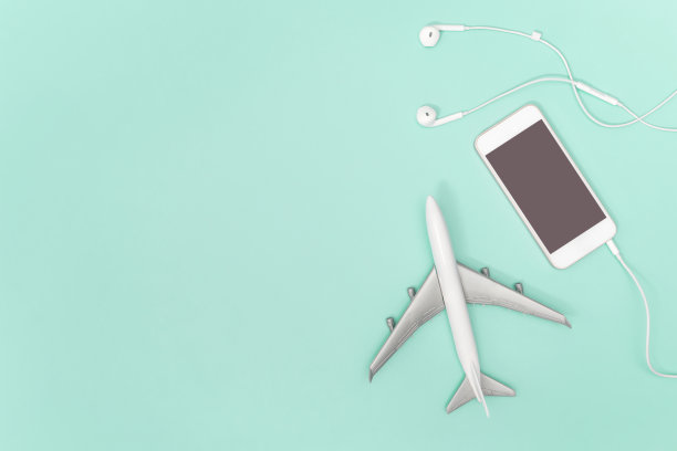 手机和玩具飞机上的蓝色蓝绿色背景的旅游概念图片下载