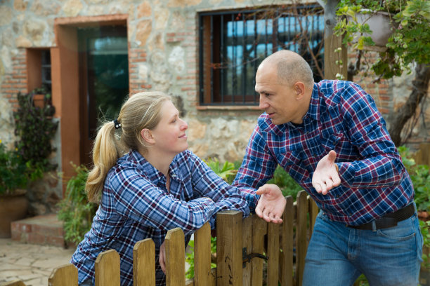 男人和女人在他们农场的边界上以友好的方式交流图片下载