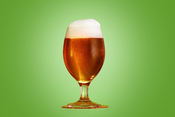 金色玻璃泡沫啤酒，酒精饮料，酒吧。图片下载