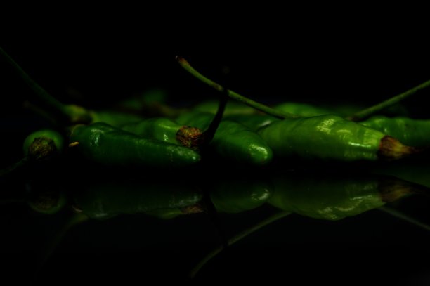 黑色背景的辣椒照片。图片下载