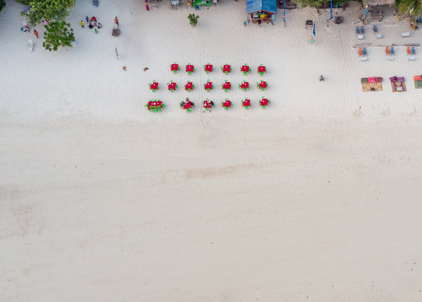 顶视图红色的桌子和绿色的椅子在白色的海滩上的餐厅图片下载