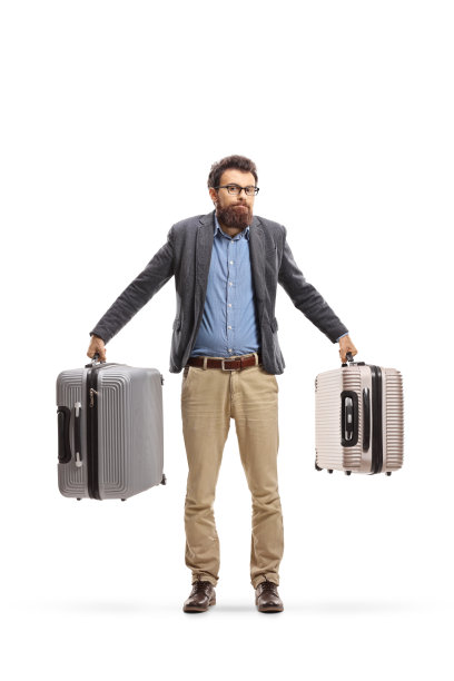 拿着行李箱的困惑男子图片下载