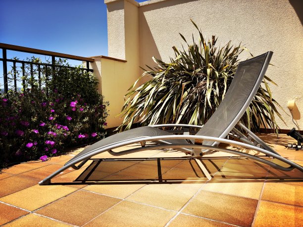 阳台上的太阳躺椅图片下载