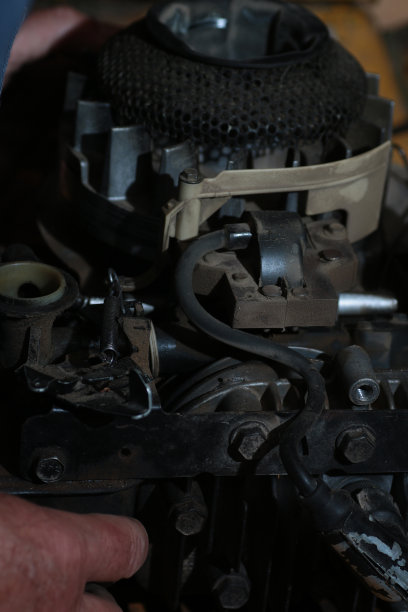 修理割草机发动机图片下载