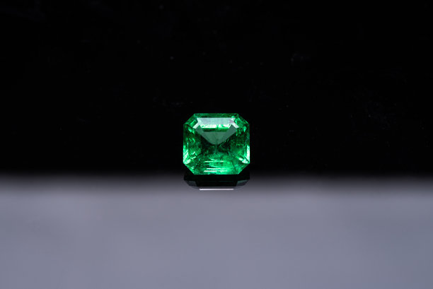 翡翠松动的石头上图片下载