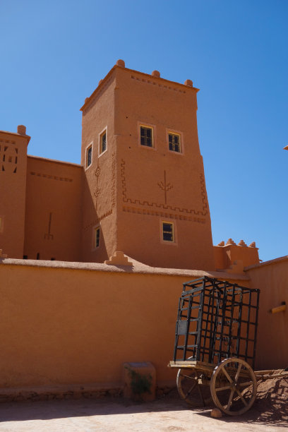 在北非摩洛哥的瓦尔扎扎特卡斯巴前，装有轮子的旧铁笼图片下载