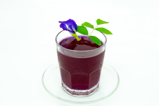 泰国新鲜健康草药饮料安禅汁与柠檬汁(蝴蝶豌豆花)在白色的背景图片下载