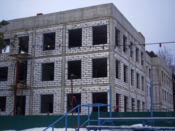 早春未完工的砖房图片下载