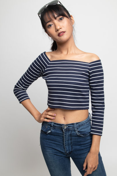 美丽的年轻亚洲女人的肖像与太阳镜图片下载