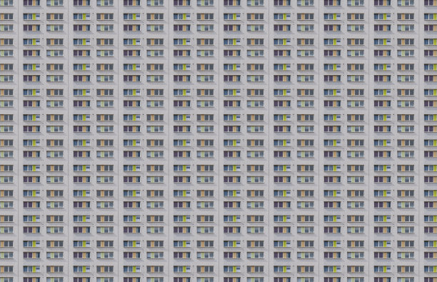 建筑样式，窗户立面有绿色和橙色的百叶窗图片下载